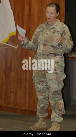 Befehl Sgt. Maj. Mary Groy, CSM des Bataillons zur Unterstützung der Kampfnachhaltigung der Illinois Army National Guard 232., spricht über die Führung von 1. Sgt. Tyler Heleine während der Ruhestandszeremonie von Heleine am 10. September im Camp Lincoln, Springfield. Heleine, der Sheriff von Coles County, Illinois, zog sich nach mehr als 21 Jahren Dienst in der Illinois Army National Guard zurück, einschließlich einer 2004-2005-jährigen Tour im Irak mit der 1544. Transportation Co. Stockfoto