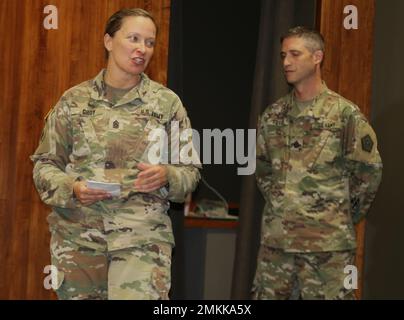 Befehl Sgt. Maj. Mary Groy, CSM des Bataillons zur Unterstützung der Kampfnachhaltigung der Illinois Army National Guard 232., spricht über die Führung von 1. Sgt. Tyler Heleine während der Ruhestandszeremonie von Heleine am 10. September im Camp Lincoln, Springfield. Heleine, der Sheriff von Coles County, Illinois, zog sich nach mehr als 21 Jahren Dienst in der Illinois Army National Guard zurück, einschließlich einer 2004-2005-jährigen Tour im Irak mit der 1544. Transportation Co. Stockfoto