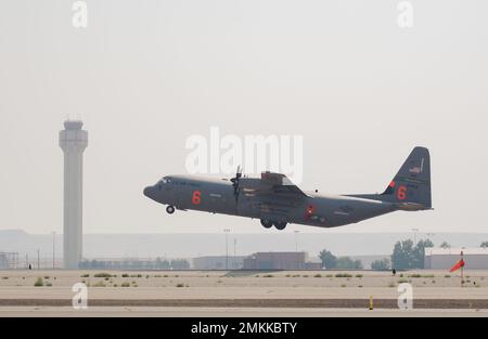 Ein mit Modular Airborne Firefighting Systems (MAFFS) ausgerüstetes C-130J Super Hercules Flugzeug, das dem 146. Airlift Wing der California Air National Guard zugeordnet ist, hebt vom Boise Tanker Base, Idaho, am 10. September 2022 ab. Zwei Besatzungen des 146. Airlift Wings und des 152. Airlift Wings von Nevada ließen bei einem Brand in Oregon am 10. September 2022 insgesamt 11.556 Gallonen schwer entflammbares Material fallen. Stockfoto