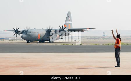 Ein MAFFS (Modular Airborne Firefighting Systems) Airtanker Base Specialist (ABS) der US Forest Service führt ein C-130H Hercules Flugzeug vom 152. Airlift Wing der Nevada Air National Guard auf der Boise Tanker Base, Idaho, 10. September 2022 durch. Das United States Department of Agriculture Forest Service hat zwei mit MAFFS ausgestattete Flugzeuge des Verteidigungsministeriums C-130 aktiviert, um die Brandausbreitung in mehreren westlichen Staaten zu unterstützen. (Foto der Air National Guard vom Senior Airman Thomas Cox) Stockfoto