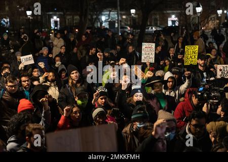 New York, USA. 28. Januar 2023. Aktivisten versammeln sich am Washington Square in New York am 28. Januar 2023, um gegen Polizeibrutalität nach dem Mord an Tyre Nichols in Memphis zu protestieren. Fünf Polizisten schlugen ihn an einer Verkehrskontrolle. Aufnahmen von Körperkameras wurden an die Öffentlichkeit veröffentlicht und lösten landesweite Verurteilungen und Proteste aus. (Foto: Lev Radin/Sipa USA) Guthaben: SIPA USA/Alamy Live News Stockfoto