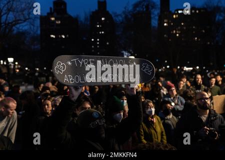 New York, USA. 28. Januar 2023. Aktivisten versammeln sich am Washington Square in New York am 28. Januar 2023, um gegen Polizeibrutalität nach dem Mord an Tyre Nichols in Memphis zu protestieren. Fünf Polizisten schlugen ihn an einer Verkehrskontrolle. Aufnahmen von Körperkameras wurden an die Öffentlichkeit veröffentlicht und lösten landesweite Verurteilungen und Proteste aus. (Foto: Lev Radin/Sipa USA) Guthaben: SIPA USA/Alamy Live News Stockfoto