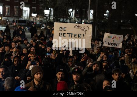 New York, USA. 28. Januar 2023. Aktivisten versammeln sich am Washington Square in New York am 28. Januar 2023, um gegen Polizeibrutalität nach dem Mord an Tyre Nichols in Memphis zu protestieren. Fünf Polizisten schlugen ihn an einer Verkehrskontrolle. Aufnahmen von Körperkameras wurden an die Öffentlichkeit veröffentlicht und lösten landesweite Verurteilungen und Proteste aus. (Foto: Lev Radin/Sipa USA) Guthaben: SIPA USA/Alamy Live News Stockfoto