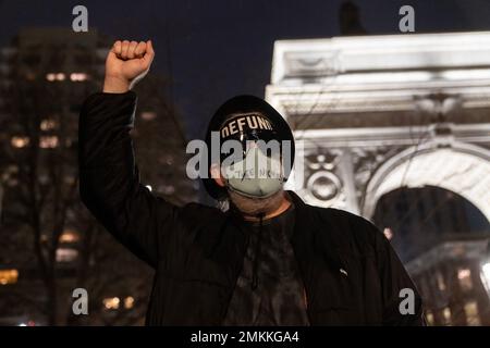 New York, USA. 28. Januar 2023. Der Demonstrante hielt während des Protests am Washington Square in New York am 28. Januar 2023 die Faust zusammen, um gegen die Polizeibrutalität nach dem Mord an Tyre Nichols in Memphis zu protestieren. Fünf Polizisten schlugen ihn an einer Verkehrskontrolle. Aufnahmen von Körperkameras wurden an die Öffentlichkeit veröffentlicht und lösten landesweite Verurteilungen und Proteste aus. (Foto: Lev Radin/Sipa USA) Guthaben: SIPA USA/Alamy Live News Stockfoto