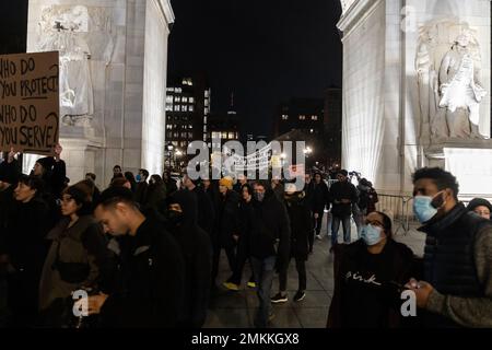 New York, USA. 28. Januar 2023. Aktivisten versammeln sich am Washington Square in New York am 28. Januar 2023, um gegen Polizeibrutalität nach dem Mord an Tyre Nichols in Memphis zu protestieren. Fünf Polizisten schlugen ihn an einer Verkehrskontrolle. Aufnahmen von Körperkameras wurden an die Öffentlichkeit veröffentlicht und lösten landesweite Verurteilungen und Proteste aus. (Foto: Lev Radin/Sipa USA) Guthaben: SIPA USA/Alamy Live News Stockfoto