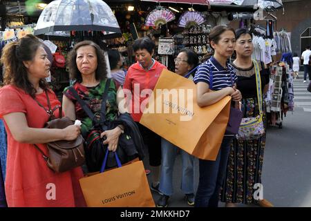 FRANKREICH. PARIS (75) GALERIEN LAFAYETTE. CHINESISCHE TOURISTEN MIT LOUIS VUITTON TASCHEN Stockfoto