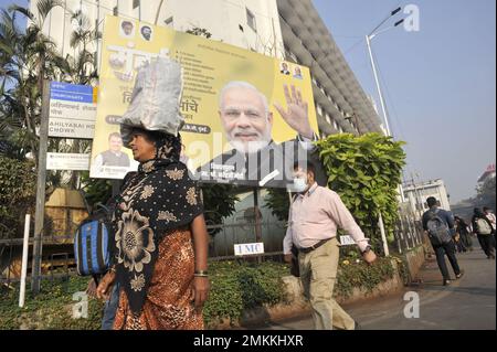 INDIEN. MUMBAI (BOMBAY). POSTER VON NARENDRA MODI, INDISCHER PREMIERMINISTER Stockfoto