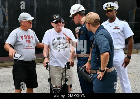 BALTIMORE (Sept 10, 2022) - der koreanische Kriegsveteran Bill Jones, Mitte, spricht vor einer Tour durch die USS Carter Hall (LSD 50) während der Maryland Fleet Week und Flyover Baltimore 2022 mit Offizieren auf der Pier-Seite. Die Maryland Fleet Week und Flyover Baltimore sind die Feierlichkeiten der Stadt für den Seeverkehr. In diesem Jahr ist die Stadt Baltimore zum dritten Mal Gastgeber der Navy Fleet Week. Stockfoto