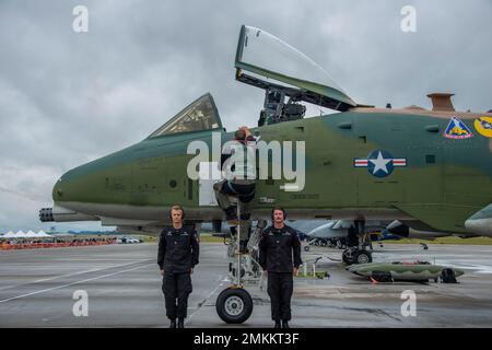 Maj. Haden Fullam, Mitte, der Pilot Des A-10 Demonstrationsteams, steigt in das Cockpit eines US Air Force A-10C Thunderbolt II, als A-10 Crew Chefs Staff Sgt.(s) Cody Polzin, links, Und Robert Benson, stehen während der Smoky Mountain Air Show 2022 am 10. September 2022 auf der McGhee Tyson Air National Guard Base, Tennessee, zur Seite. Die zweitägige jährliche Veranstaltung bot der lokalen Gemeinde eine seltene Gelegenheit, moderne und historische Flugzeuge aus der Nähe zu sehen und Militärmitglieder zu treffen. Stockfoto