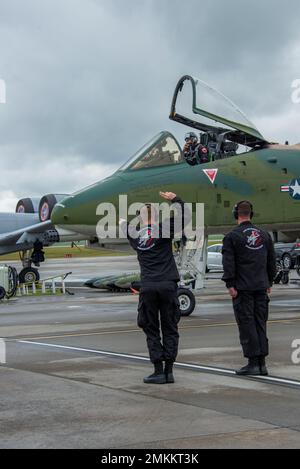 Maj. Haden Fullam, Mitte, der Pilot Des A-10-Demonstrationsteams, tagt in einem Thunderbolt II der US-Luftwaffe A-10C zur Start- und Landebahn, als Der Chief Staff Sgt.(s) der A-10-Besatzung, Cody Polzin, links, Und Robert Benson, Marschall ihn während der Smoky Mountain Air Show 2022 September 10, 2022 in McGhee Tyson Air National Guard Base, Tennessee. Die zweitägige jährliche Veranstaltung bot der lokalen Gemeinde eine seltene Gelegenheit, moderne und historische Flugzeuge aus der Nähe zu sehen und Militärmitglieder zu treffen. Stockfoto