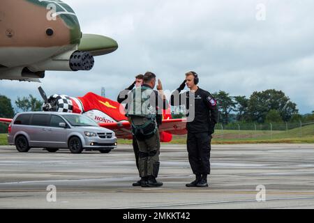 Maj. Haden Fullam, Mitte, der Pilot Des A-10 Demonstrationsteams, begrüßt seine Leiter der US Air Force A-10C Thunderbolt II Crew, Staff Sgt.(s) Robert Benson, links, und Cody Polzin während der Smoky Mountain Air Show 2022 am 10. September 2022 auf der McGhee Tyson Air National Guard Base, Tennessee. Die zweitägige jährliche Veranstaltung bot der lokalen Gemeinde eine seltene Gelegenheit, moderne und historische Flugzeuge aus der Nähe zu sehen und Militärmitglieder zu treffen. Stockfoto