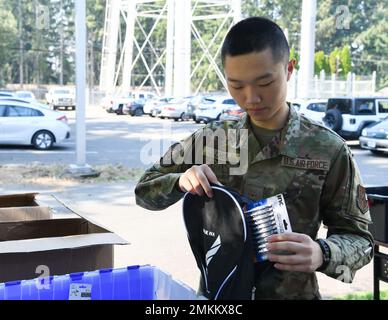 Der Flugzeuge James Choi, ein Reserve Citizen Airman, der der 446th Force Support Squadron zugeteilt wurde, packt Schulmaterial im McChord Field, Washington, 10. September 2022. Choi half dabei, Taschen mit Schulbedarf zu packen, um sie für das kommende Schuljahr an andere Luftwaffenreservisten und deren Familien auszuhändigen. 446. Airlift-Flügel, JBLM, Rucksack-Werbegeschenk, Stockfoto