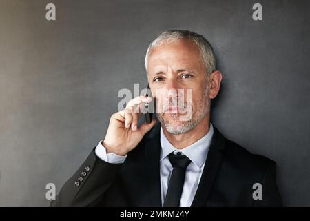 Was es bedeutet, weißer Kragen zu sein. Ein hübscher reifer Geschäftsmann in Corporate Kleidung. Stockfoto