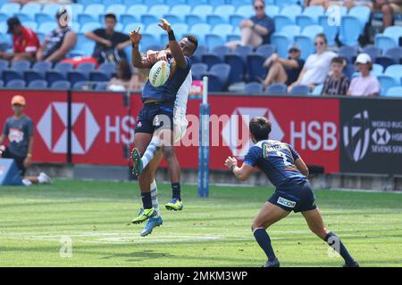 Sydney, Australien. 29. Januar 2023; Allianz Stadium, Sydney, NSW, Australien: HSBC Sydney Rugby Sevens, Japan gegen Argentinien; Kameli Raravou Latianara Soejima aus Japan fordert einen losen Ball heraus Credit: Action Plus Sports Images/Alamy Live News Stockfoto