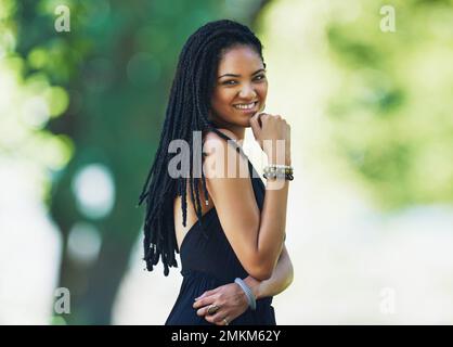 Natürlich geht nie aus der Mode. Porträt einer attraktiven jungen Frau, die sich draußen posiert. Stockfoto