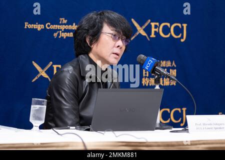 Tokio, Japan. 27. Januar 2023. HIROSHI ISHIGURO, Professor der Universität Osaka und CEO von Avita, spricht im Foreign Correspondents Club of Japan (FCCJ) über die Entwicklung von Avatarroboterreplikanten und die Entwicklung künstlicher Intelligenz.aus der Pressemitteilung des FCCJ: „Hiroshi Ishiguro erlangte internationale Bekanntheit für seine Entwicklung menschlicher Roboter oder Androiden, die so gebaut wurden, dass sie lebenden Menschen sehr ähnlich sind. Er hat seinen Geminoid-androiden an sich selbst modelliert. Sein Ziel war es, zu untersuchen, wie Menschen sozial mit Robotern der Zukunft interagieren und grundlegende philosophische Aspekte zu erforschen Stockfoto