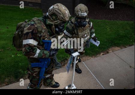 Staff Sgt. Matthew Plizga und Tech. Sgt. Jamie Snyder, Patrouillen der 911th Security Forces Squadron, inspizieren ein gelächeltes M8-Chemikaliendetektionspapier während der Übung Steel Dragon in der Pittsburgh International Airport Air Reserve Station, Pennsylvania, 10. September 2022. Übung Steel Dragon war eine viertägige Bereitschaftsinspektion, bei der die Fähigkeiten getestet wurden, Airmen effektiv und effektiv vom 911. Luftbrücke aus einzusetzen. 4thAF, AFRC, AirmanMagazine, DMA, DOD, USAF, Stockfoto
