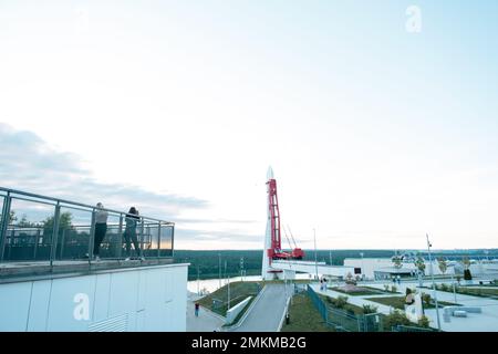 Kaluga Cosmonautics Museum - Vorbereitung für die Eröffnung der 2. Linie. Rakete Wostok, Planetariumskuppel, Tsiolkovsky Park vor dem Gebäude, re Stockfoto