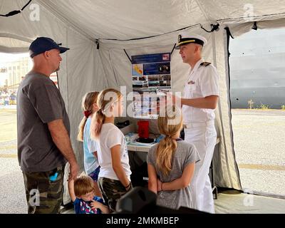 BALTIMORE (10. September 2022) LT. Cmdr. Chaselynn Watters, Mikrobiologe am Naval Medical Research Center (NMRC), spricht mit den Teilnehmern der Maryland Fleet Week und Flyover Baltimore über die mobilen Laborkapazitäten von NMRC. Die Maryland Fleet Week und Flyover sind Baltimore's Feier der Seeverkehrsdienste und bieten den Bürgern von Maryland und der Stadt Baltimore die Möglichkeit, Seeleute, Marineinfanteristen und Küstenwartsmänner zu treffen und die neuesten Möglichkeiten der heutigen Seeverkehrsdienste aus erster Hand zu sehen. Stockfoto