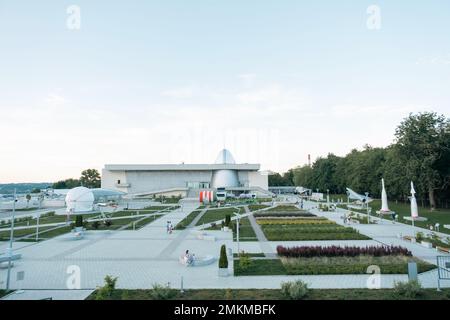 Kaluga Cosmonautics Museum - Vorbereitung für die Eröffnung der 2. Linie. Rakete Wostok, Planetariumskuppel, Tsiolkovsky Park vor dem Gebäude, re Stockfoto