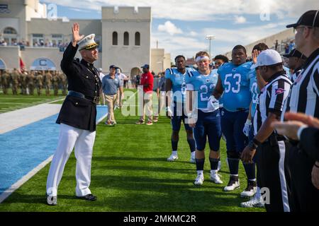 Der US Marine Corps Col Lance J. Langfeldt, der Kommandant des Marine Corps Distrikts 6., begrüßt die Teilnehmer des Fußballspiels Citadel Bulldogs, das am 10. September 2022 im Johnson Hagood Stadium in der Citadel, Charleston, South Carolina, stattfand. Langfeldt war der geladene Gast, um den Münzwurf für die Citadel Bulldogs und die Buccaneers der East Tennessee State University durchzuführen. Stockfoto