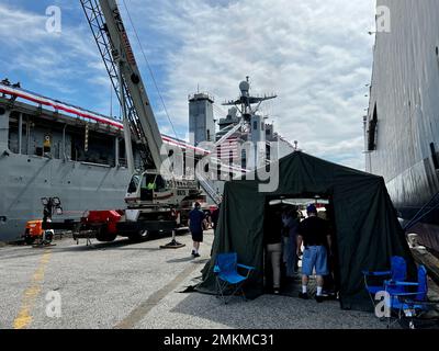 BALTIMORE (10. September 2022) Während der Maryland Fleet Week und der Flyover Baltimore ist Ein mobiles medizinisches Forschungslabor des Naval Medical Research Center (NMRC) zu sehen, um den Teilnehmern die Möglichkeiten des mobilen Labors von NMRC vorzustellen. Die Maryland Fleet Week und Flyover sind Baltimore's Feier der Seeverkehrsdienste und bieten den Bürgern von Maryland und der Stadt Baltimore die Möglichkeit, Seeleute, Marineinfanteristen und Küstenwartsmänner zu treffen und die neuesten Möglichkeiten der heutigen Seeverkehrsdienste aus erster Hand zu sehen. Stockfoto