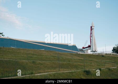 Kaluga Cosmonautics Museum - Vorbereitung für die Eröffnung der 2. Linie. Rakete Wostok, Planetariumskuppel, Tsiolkovsky Park vor dem Gebäude, re Stockfoto