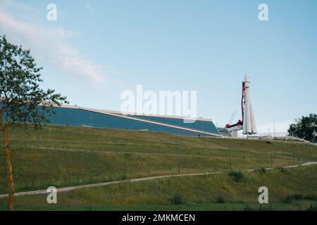 Kaluga Cosmonautics Museum - Vorbereitung für die Eröffnung der 2. Linie. Rakete Wostok, Planetariumskuppel, Tsiolkovsky Park vor dem Gebäude, re Stockfoto