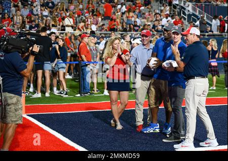 US Air Force Col. Scott Mills, Kommandant der 355. Flügel, und Chief Master Sgt. Dana Council, Kommandochef von 355. Wing, erhält beide signierte Fußbälle vor einem Wildcats-Spiel der University of Arizona auf der Davis-Monthan Air Force Base, Arizona, am 10. September 2022. Während des Spiels begrüßte Arizona einen ihrer Airmen zu Hause und ehrte zusätzliche Mitglieder für ihren Dienst. Stockfoto