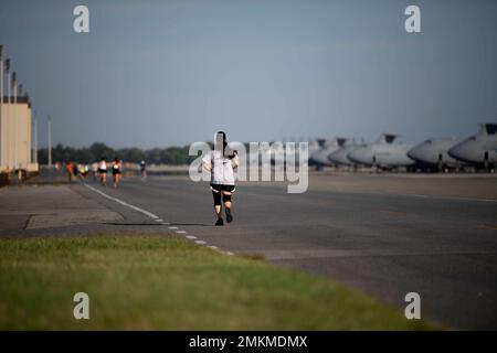 Ein Teilnehmer des Liberty Eagle Halbmarathon rast am Luftwaffenstützpunkt Dover, Delaware, 10. September 2022 entlang der Fluglinie. Der Halbmarathon ist ein 13,1 km langer Golfplatz, der sich über die gesamte Luftwaffenstützpunkt von Dover erstreckt. Stockfoto