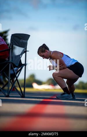 Ein Teilnehmer des Halbmarathons Liberty Eagle nimmt am 10. September 2022 am Luftwaffenstützpunkt Dover in Delaware Teil. Der Halbmarathon ist ein 13,1 km langer Golfplatz, der sich über die gesamte Luftwaffenstützpunkt von Dover erstreckt. Stockfoto