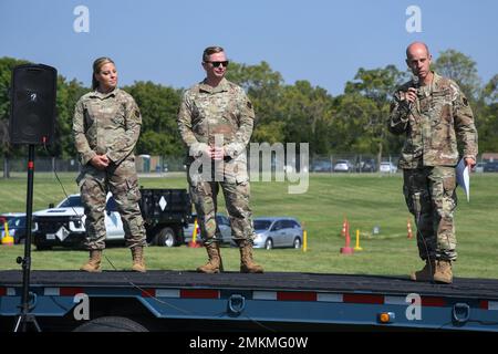 Col. Matthew Calhoun (rechts), Kommandant des 131. Bombenflügels, spricht Mitglieder des Militärs, Familie und Freunde an, um Familienfeiern zu beginnen, als Senior Master Sgt. NINETTE Campbell, 131st Bomb Wing First Sergeant, und Chief Master Sgt. Jason Henke, Chief Master Sergeant des 131st Bomb Wing Command, am 10. September 2022 in der Jefferson Barracks Air National Guard Base, St. Louis, Missouri, bereit sind. Calhoun hob die Leistungen des Flügels im vergangenen Jahr hervor und teilte seine Anerkennung mit seinen Familienmitgliedern für ihre Unterstützung. 131 Bomb Wing, ANG, Jefferson Barracks, MOANG, Missouri, Familie, Stockfoto