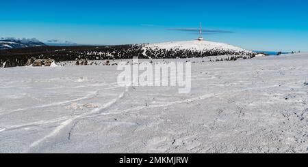 Praded Hill mit Kommunikationsturm und Petrovy Kameny Felsformation vom Vysoka Hole Hill im Winter Jeseniky Gebirge in der tschechischen republik Stockfoto