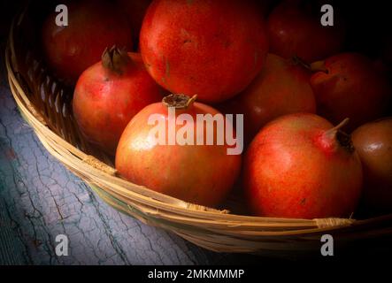 Frisch gepflückte Granatapfelfrüchte in einer Schüssel, die reich an Antioxidantien ist Stockfoto