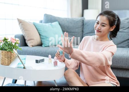 Die junge Dame trägt zu Hause Nagellack Stockfoto