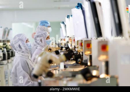 SUQIAN, CHINA - 29. JANUAR 2023 - Arbeiter stellen elektronische Chips in einer Werkstatt in Suqian, Ostchina Provinz Jiangsu, am 29. Januar 2023 her.