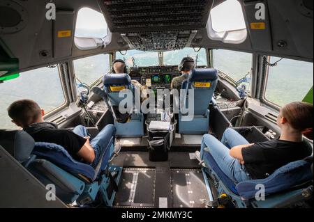 Mitglieder des 167. Airlift Wing Student Flight und Piloten der 167. Operations Group sitzen im Cockpit eines C-17 Globemaster III-Flugzeugs während eines Trainingsfluges am Himmel über dem östlichen Panhandle, West Virginia, 10. September 2022. Der Flug war Teil eines Routinetrainings für Piloten und diente auch als Orientierung für neue Einheiten, die noch nicht mit der C-17 geflogen sind. Stockfoto