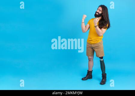 Ein Mann mit Beinprothese feiert das Faustheben Stockfoto