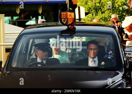 Die Königin verlässt Royal Ascot in der Bentley State Limousine, Ascot, Großbritannien Stockfoto