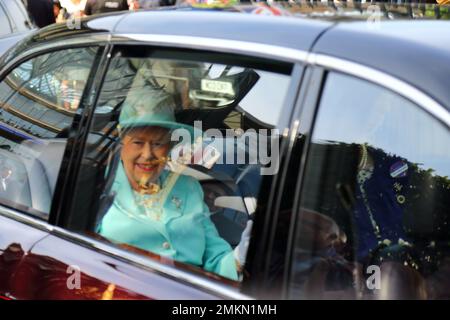 Die Königin verlässt Royal Ascot in der Bentley State Limousine, Ascot, Großbritannien Stockfoto