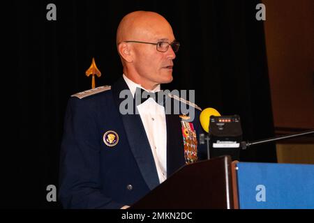 Der zurückgetretene General Carlton Everhart II, Kommandant der US-Luftwaffe, gibt während des Air Force Ball im Charleston Marriott, South Carolina, am 10. September 2022 eine Stellungnahme ab. Der diesjährige Ball wurde anlässlich des 75.. Geburtstages der Air Force als offizieller militärischer Zweig ausgetragen. Stockfoto