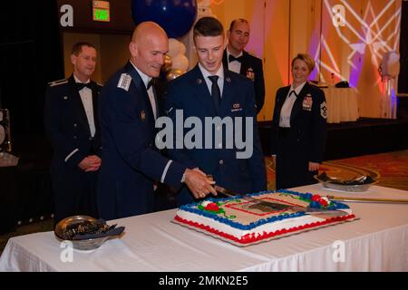 Der US-Luftwaffenführer Carlton Everhart II, der Kommandant der Flugmobilität, und die jüngsten Teilnehmer von Airmen schnitten den Kuchen während des Air Force Ball im Charleston Marriott, South Carolina, am 10. September 2022. Der diesjährige Ball wurde anlässlich des 75.. Geburtstages der Air Force als offizieller militärischer Zweig ausgetragen. Stockfoto