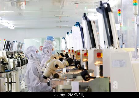 SUQIAN, CHINA - 29. JANUAR 2023 - Arbeiter stellen elektronische Chips in einer Werkstatt in Suqian, Ostchina Provinz Jiangsu, am 29. Januar 2023 her. (Foto: CFOTO/Sipa USA)