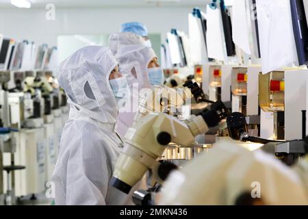 SUQIAN, CHINA - 29. JANUAR 2023 - Arbeiter stellen elektronische Chips in einer Werkstatt in Suqian, Ostchina Provinz Jiangsu, am 29. Januar 2023 her. (Foto: CFOTO/Sipa USA)