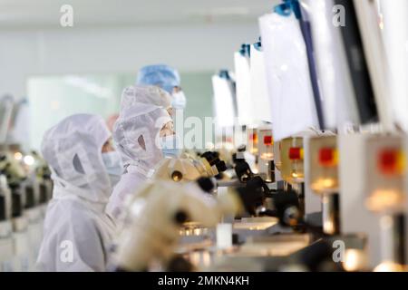 SUQIAN, CHINA - 29. JANUAR 2023 - Arbeiter stellen elektronische Chips in einer Werkstatt in Suqian, Ostchina Provinz Jiangsu, am 29. Januar 2023 her. (Foto: CFOTO/Sipa USA)