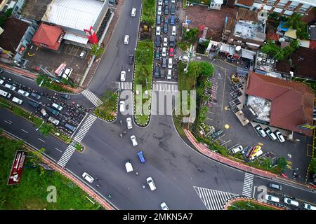 Ein Drohnenfoto einer geschäftigen Kreuzung in der Jimbaran Gegend von Bali. Bali, Indonesien -11.29.2022 Stockfoto