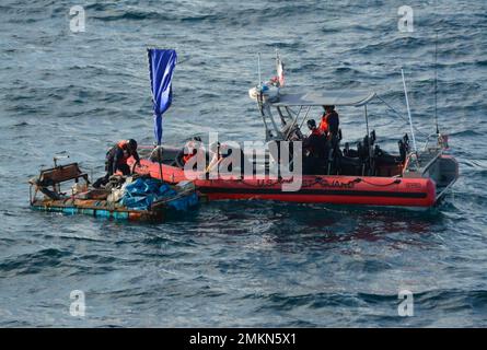 Eine Küstenwache Cutter Diligence-Bootscrew verbietet Migranten am 10. September 2022 während einer Patrouille in der South Florida Straits. Es wird vermutet, dass das Migrantenschiff aus Kuba stammt und 12 Personen an Bord hatte. Stockfoto