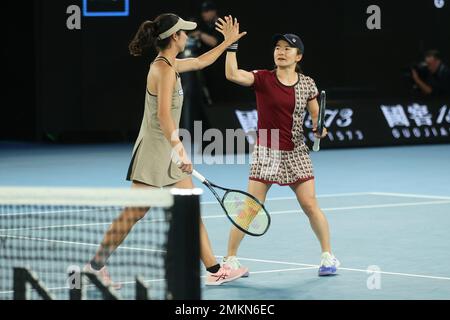 Melbourne, Australien. 29. Januar 2023. Shuko Aoyama und Ena Shibahara aus Japan im Kampf gegen Barbora Krejcikova und Katerina Siniakova aus der Tschechischen Republik im Women's Doubles Final Match, Tag 14 beim Australian Open Tennis 2023 in der Rod Laver Arena, Melbourne, Australien am 29. Januar 2023. Foto von Peter Dovgan. Nur redaktionelle Verwendung, Lizenz für kommerzielle Verwendung erforderlich. Keine Verwendung bei Wetten, Spielen oder Veröffentlichungen von Clubs/Ligen/Spielern. Kredit: UK Sports Pics Ltd/Alamy Live News Stockfoto