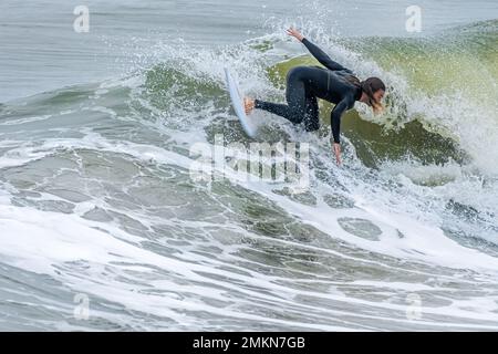 Surfer am Jacksonville Beach an der Nordostküste Floridas. (USA) Stockfoto