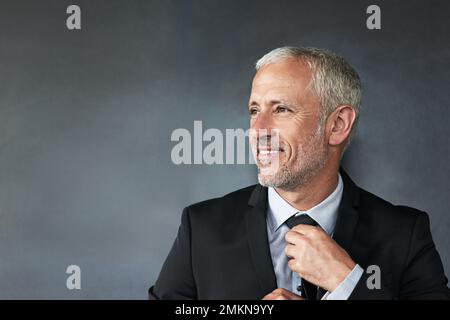 Was es bedeutet, weißer Kragen zu sein. Ein hübscher reifer Geschäftsmann in Corporate Kleidung. Stockfoto